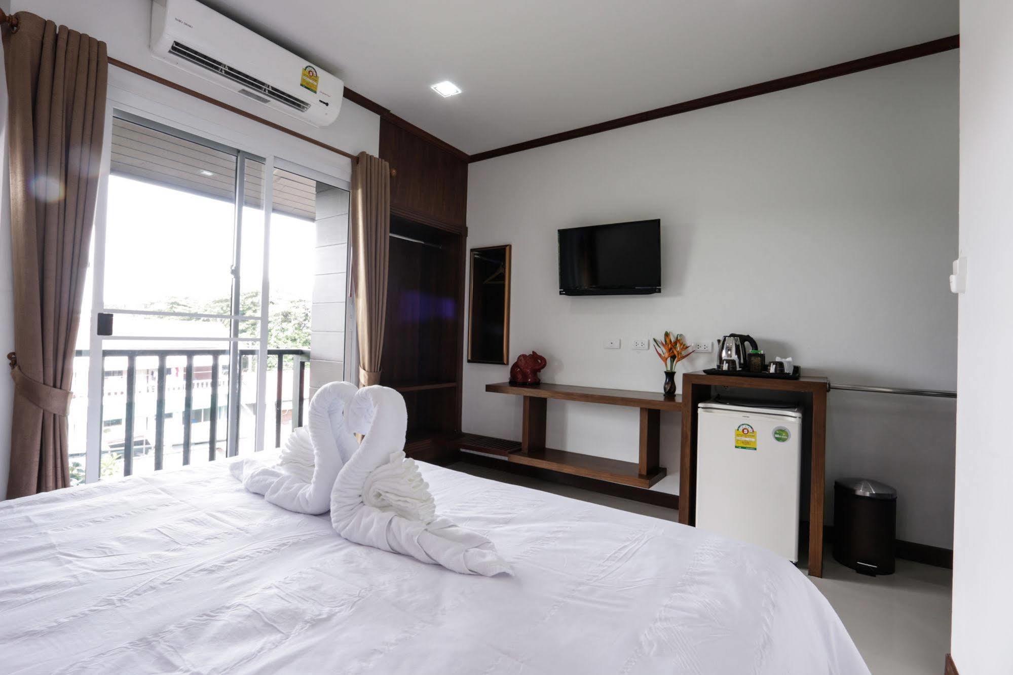 Cozytel Chiangmai Hotel Чиангмай Екстериор снимка