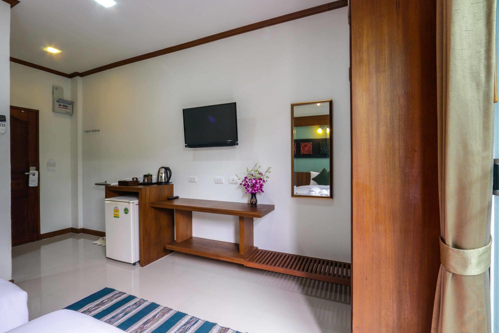 Cozytel Chiangmai Hotel Чиангмай Екстериор снимка