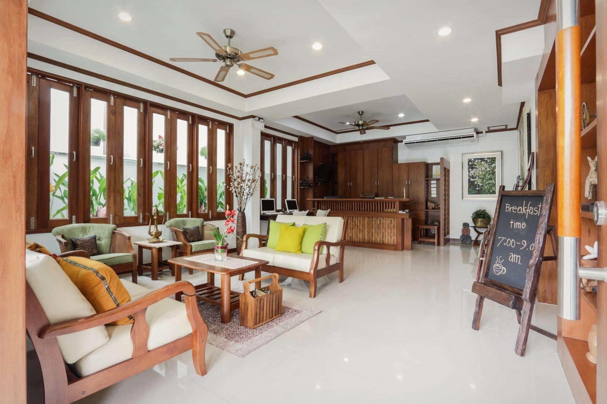 Cozytel Chiangmai Hotel Чиангмай Екстериор снимка